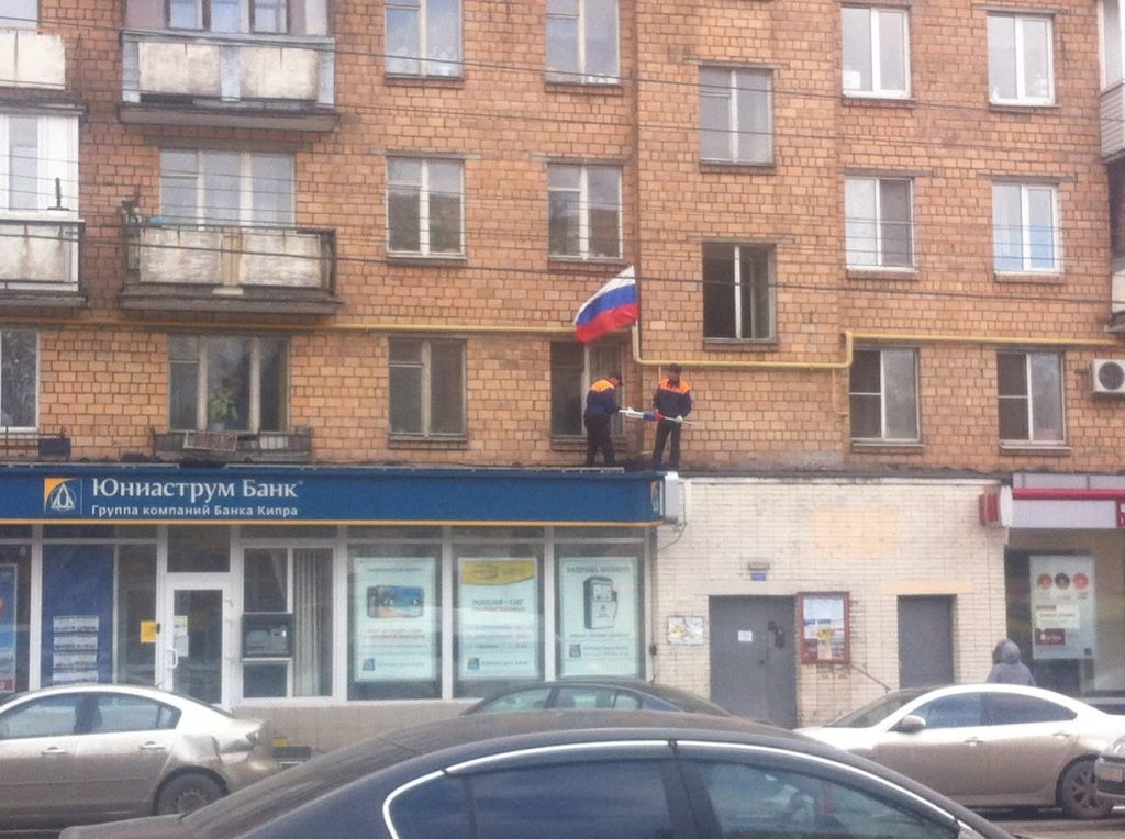 Сегодня работаю дома. С утра, посмотрев в окно, увидел, что на многих балконах…