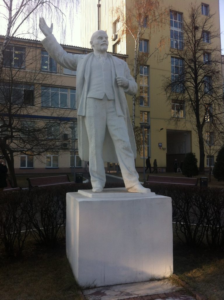 Был тут на одном заводе, увидел прекрасный памятник Ленину, по-моему он... чита…