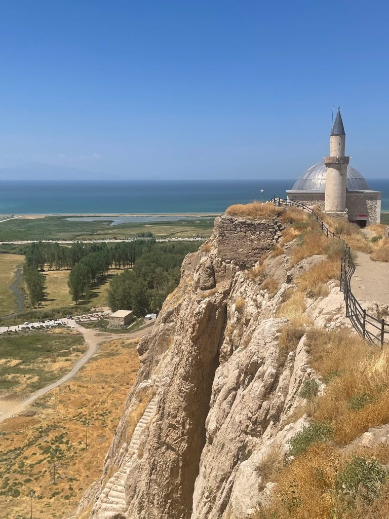 Третье место - Ванская крепость, урартская Тушпа. Текст будет немного разнонапр…