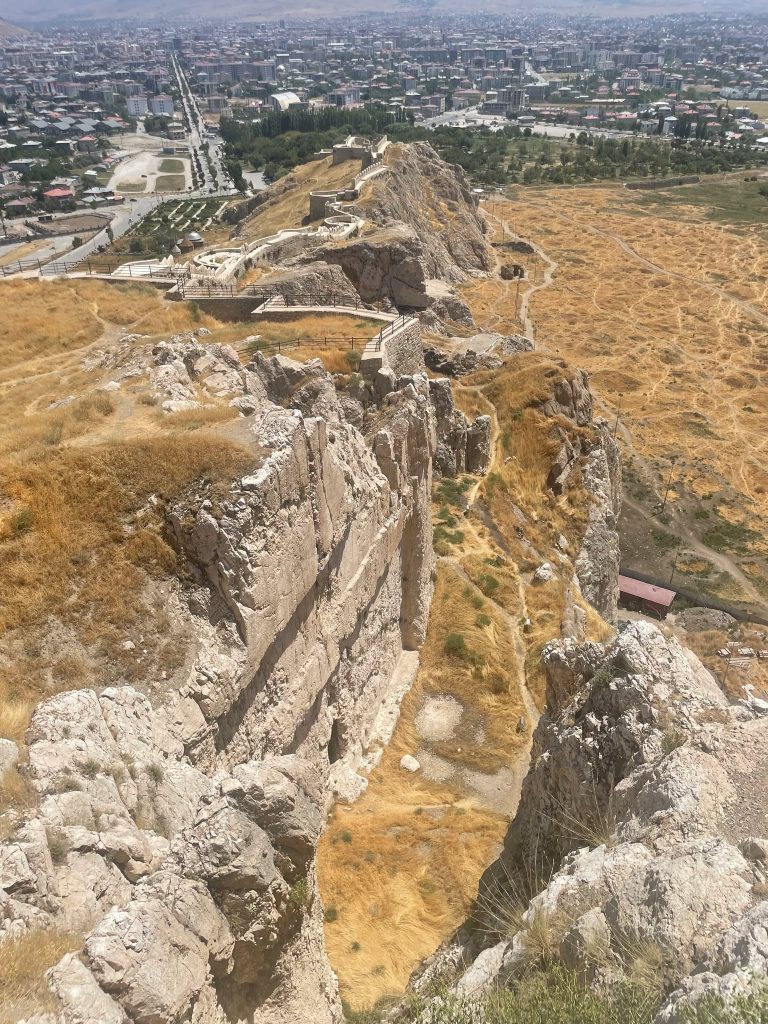 Третье место - Ванская крепость, урартская Тушпа. Текст будет немного разнонапр…