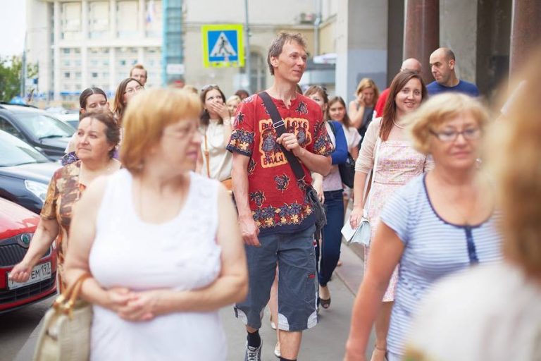 Группа участников идёт по улице Замоскворечья